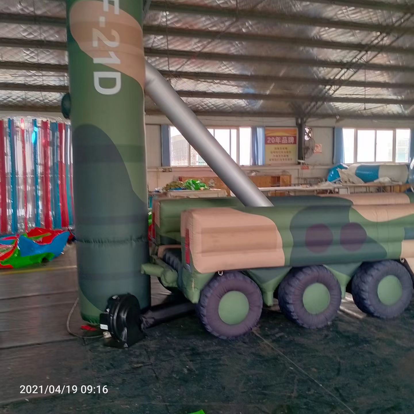 运城军事演习中的充气目标车辆：模拟发射车雷达车坦克飞机